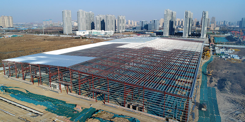 郑锅产业园钢结构厂房屋面板开始安装